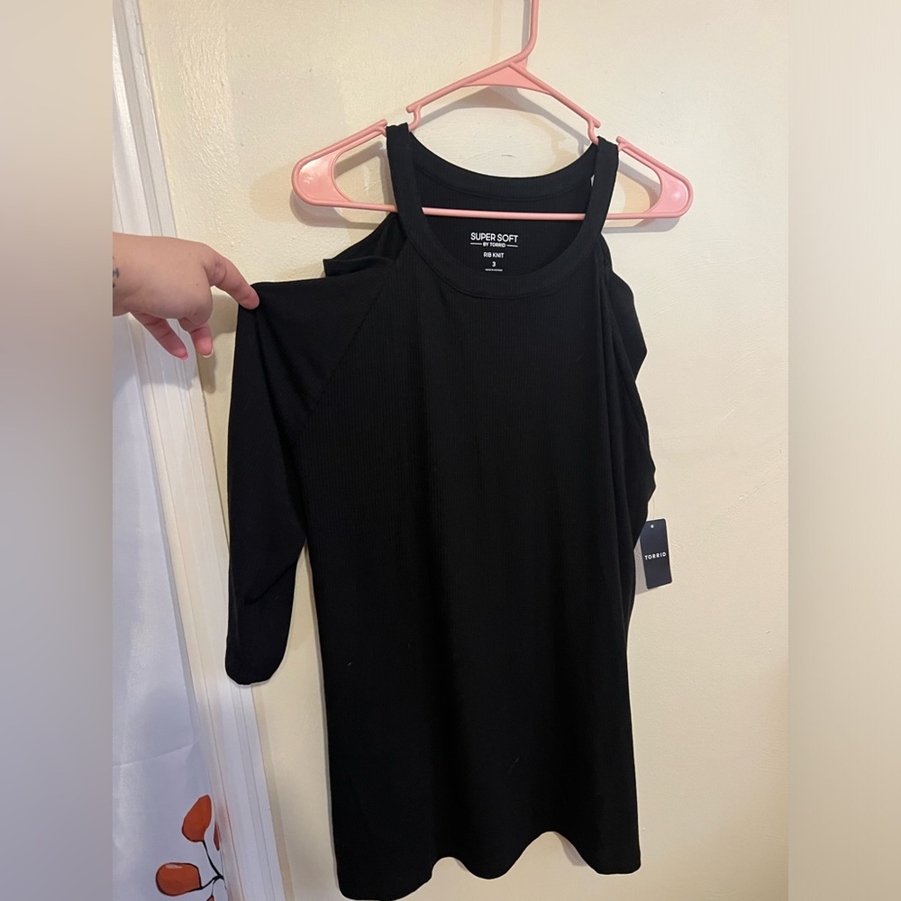 Torrid Cold Shoulder (Size 3)